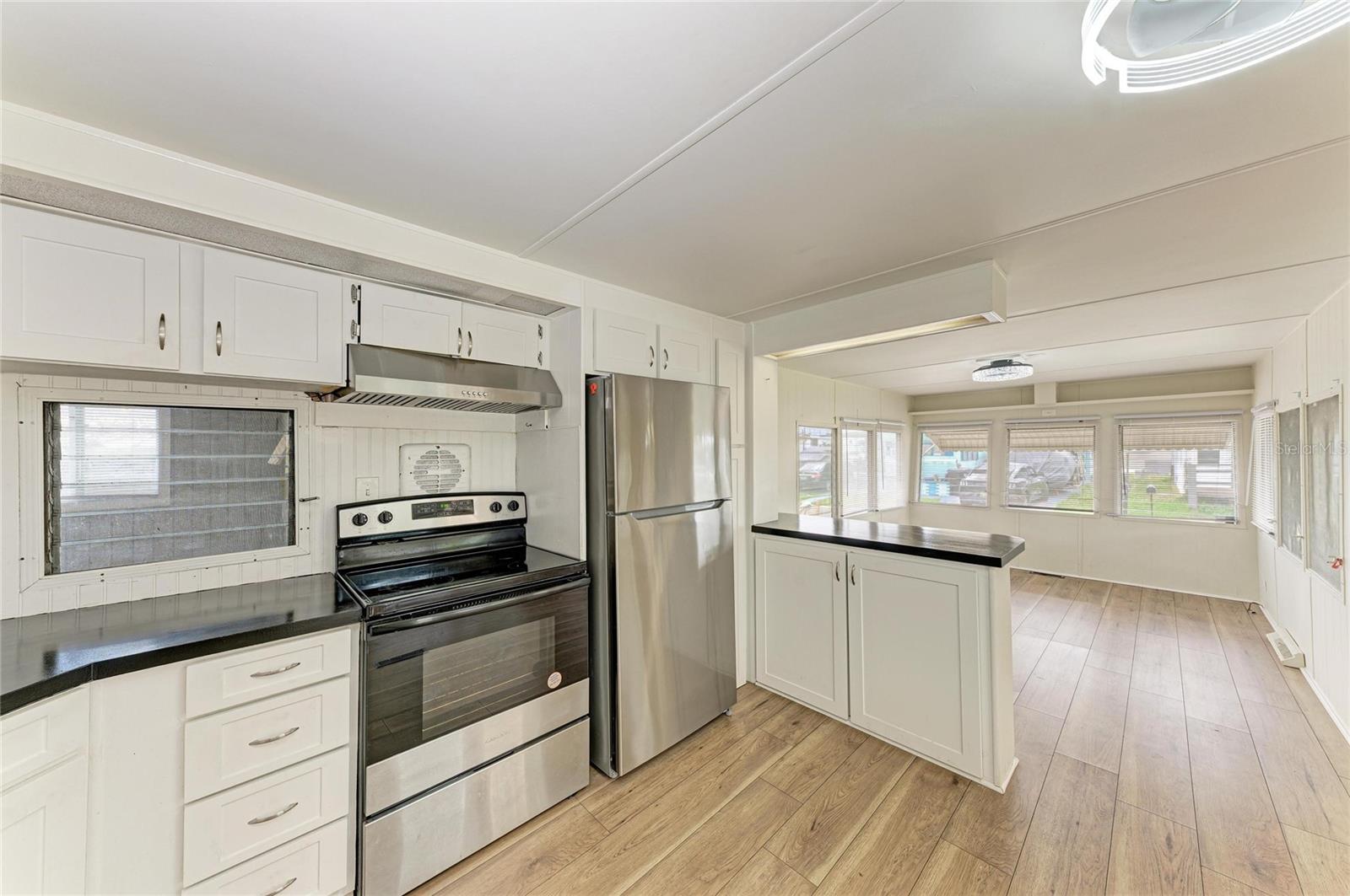 Image 13 of 38 For 709 50th Avenue Terrace W