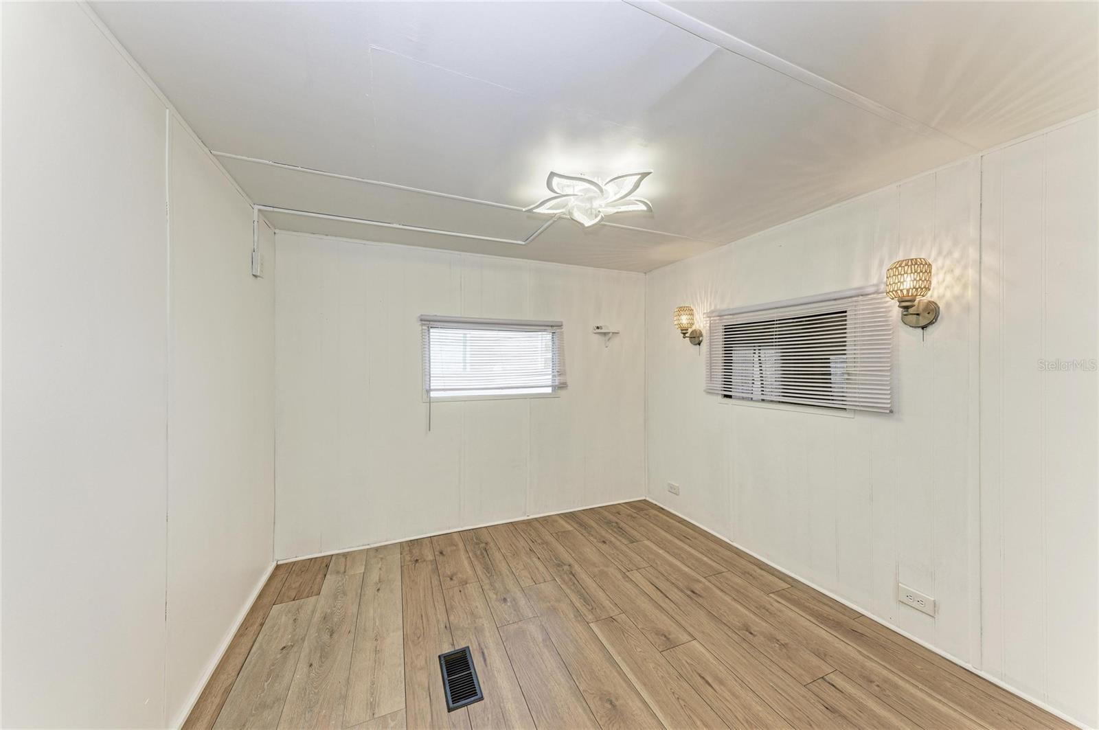 Image 18 of 38 For 709 50th Avenue Terrace W