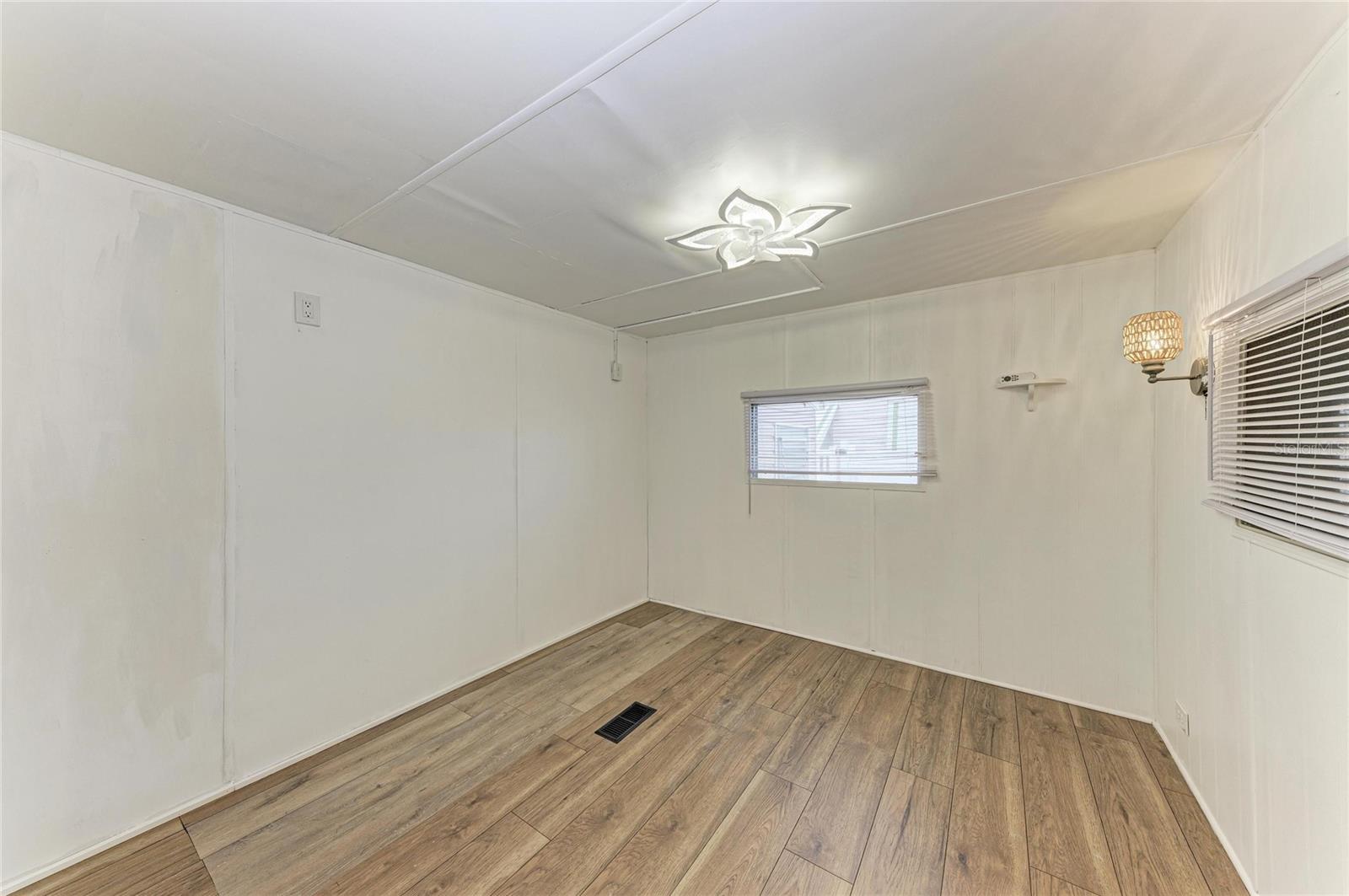 Image 19 of 38 For 709 50th Avenue Terrace W