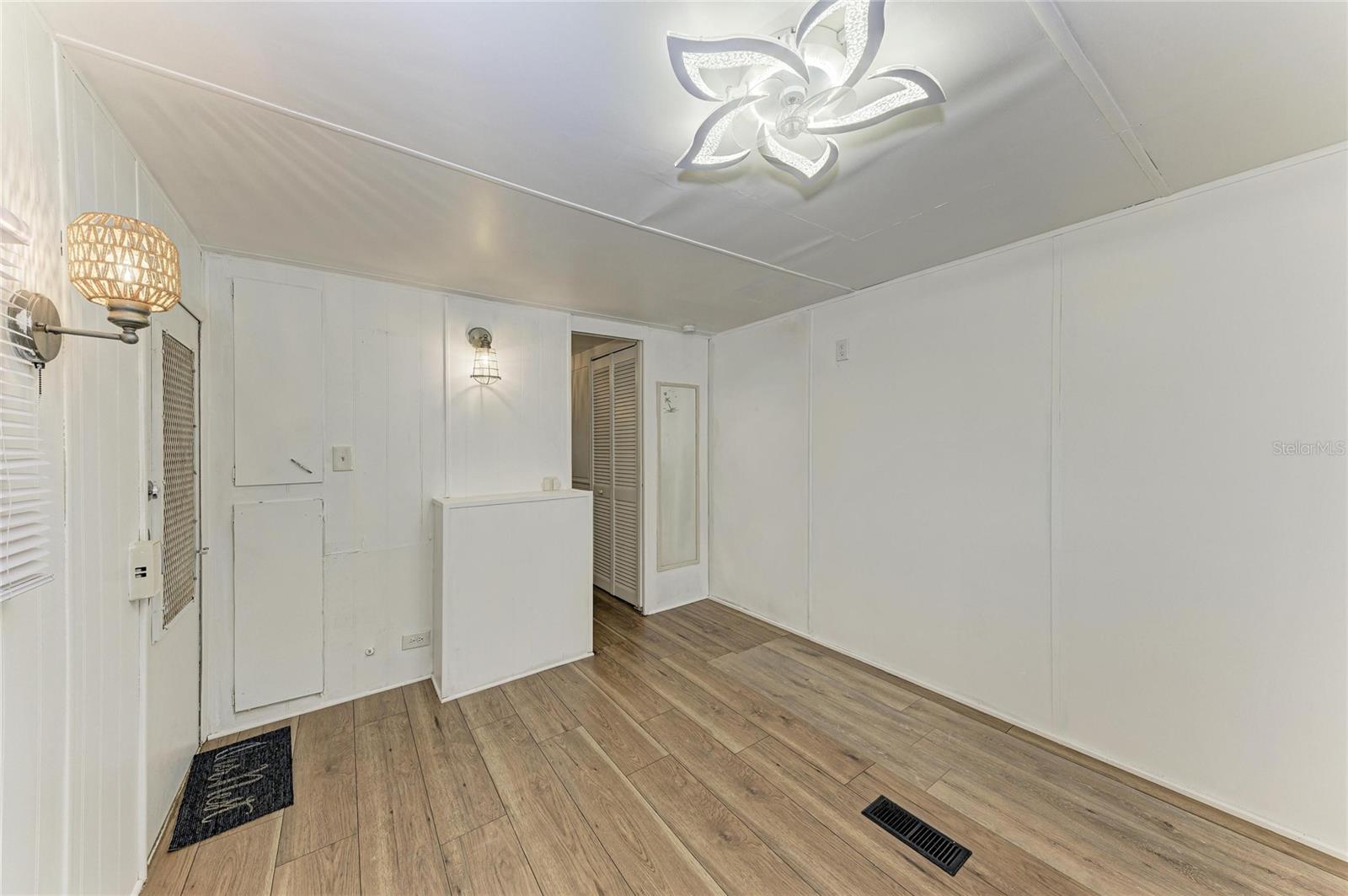 Image 20 of 38 For 709 50th Avenue Terrace W