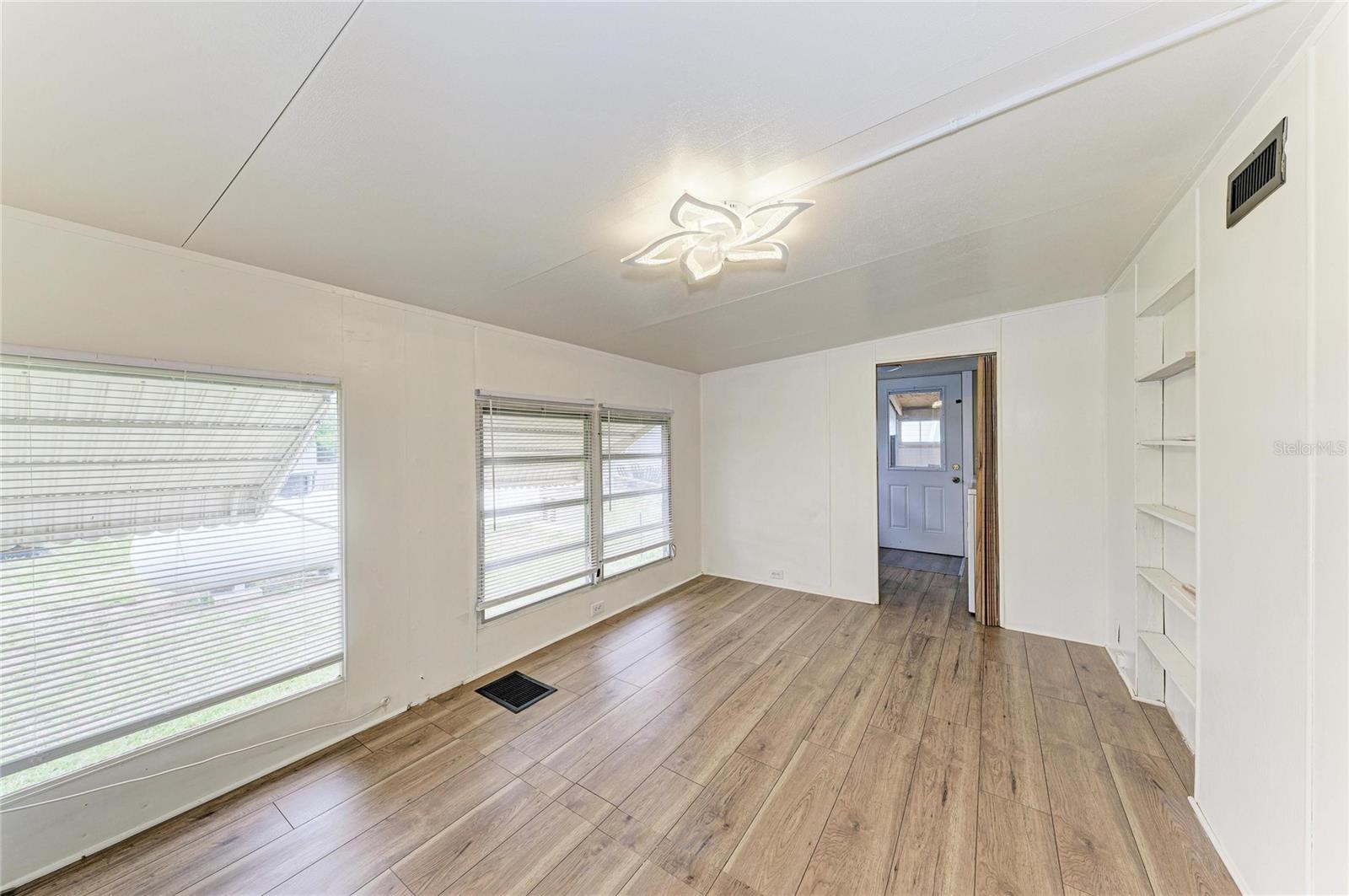 Image 22 of 38 For 709 50th Avenue Terrace W