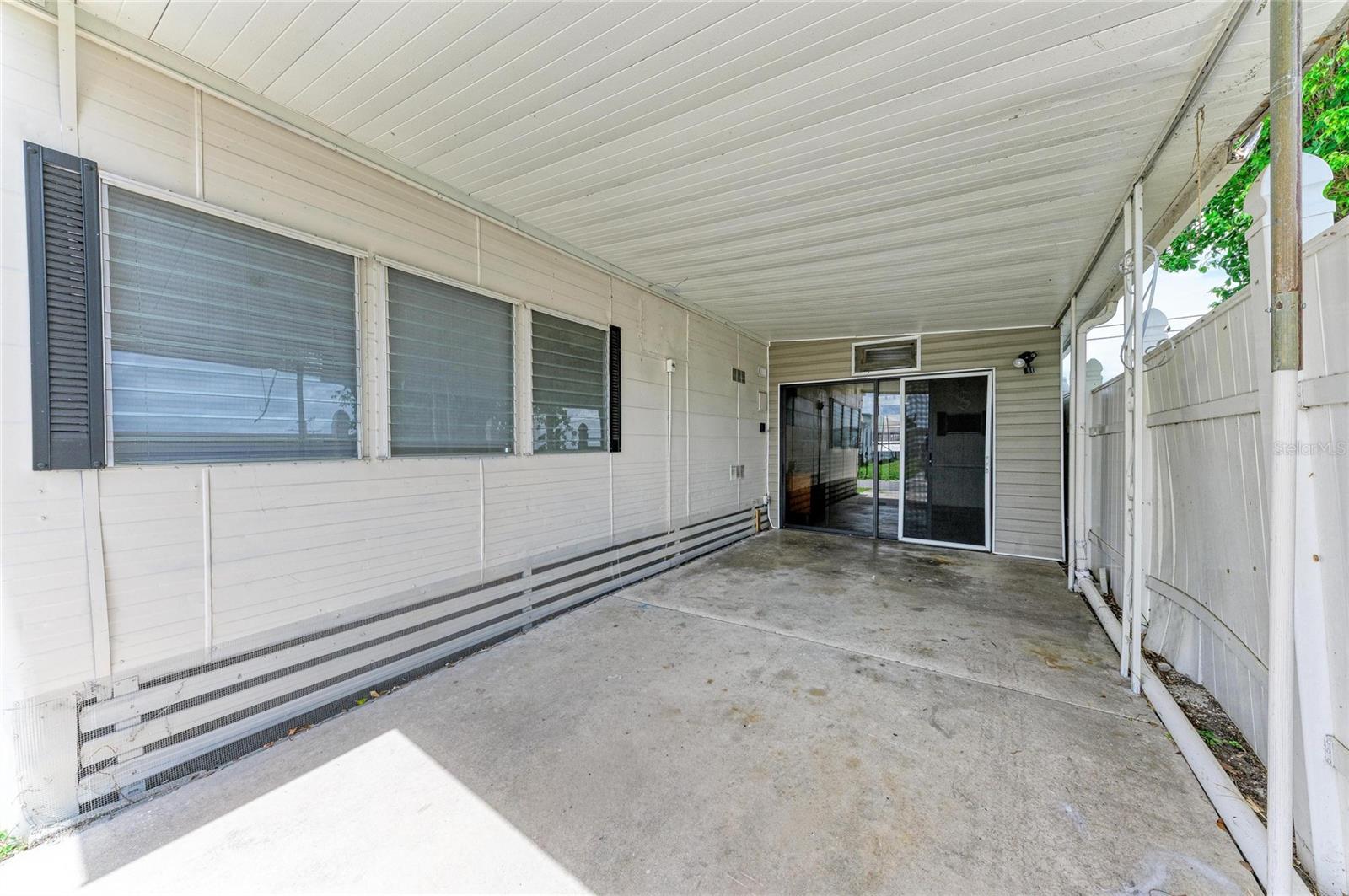 Image 4 of 38 For 709 50th Avenue Terrace W