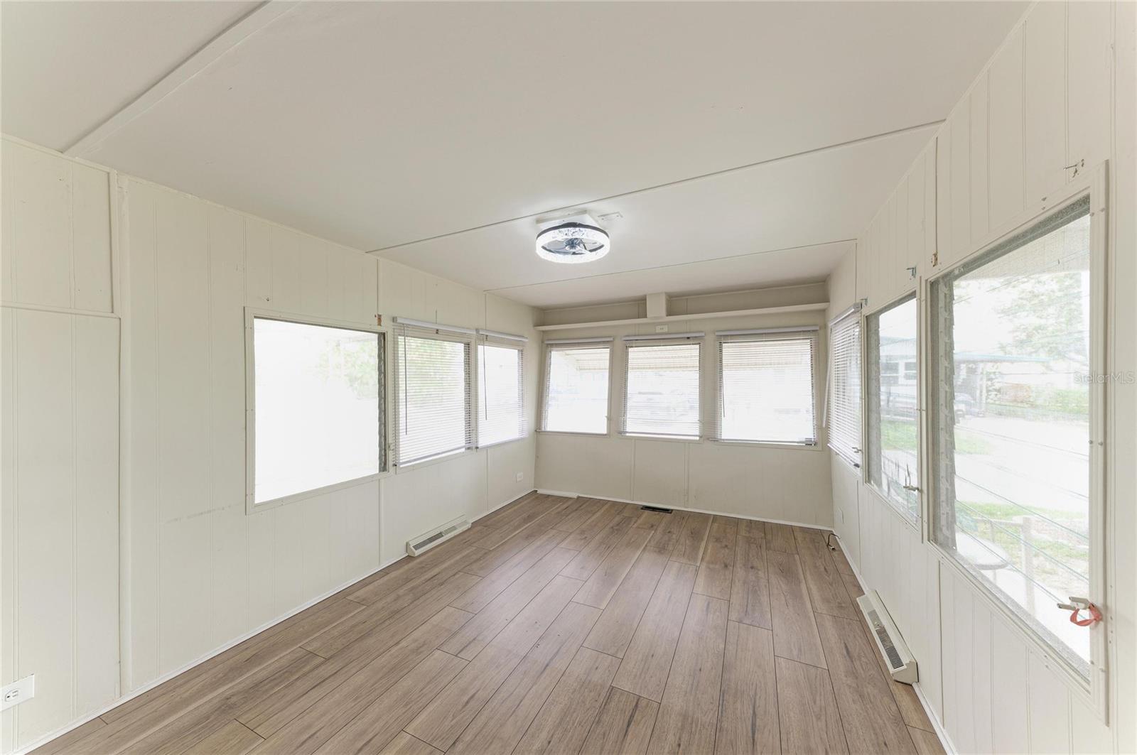 Image 7 of 38 For 709 50th Avenue Terrace W