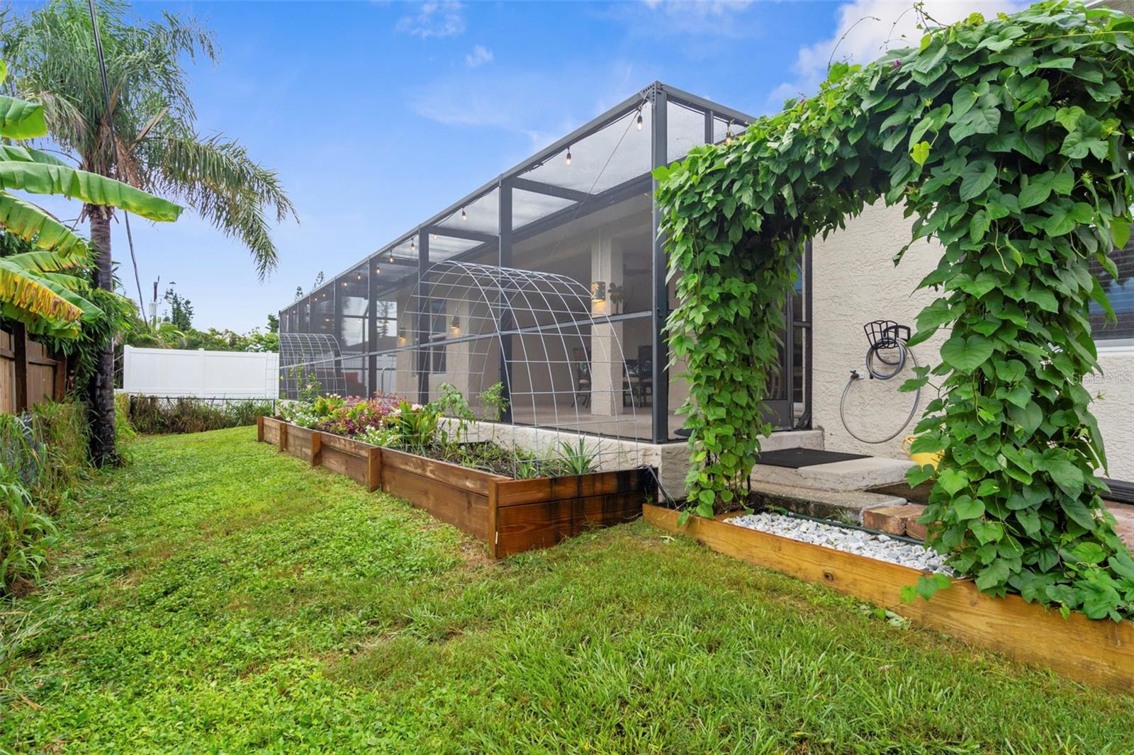 Image 37 of 52 For 947 Seneca Road