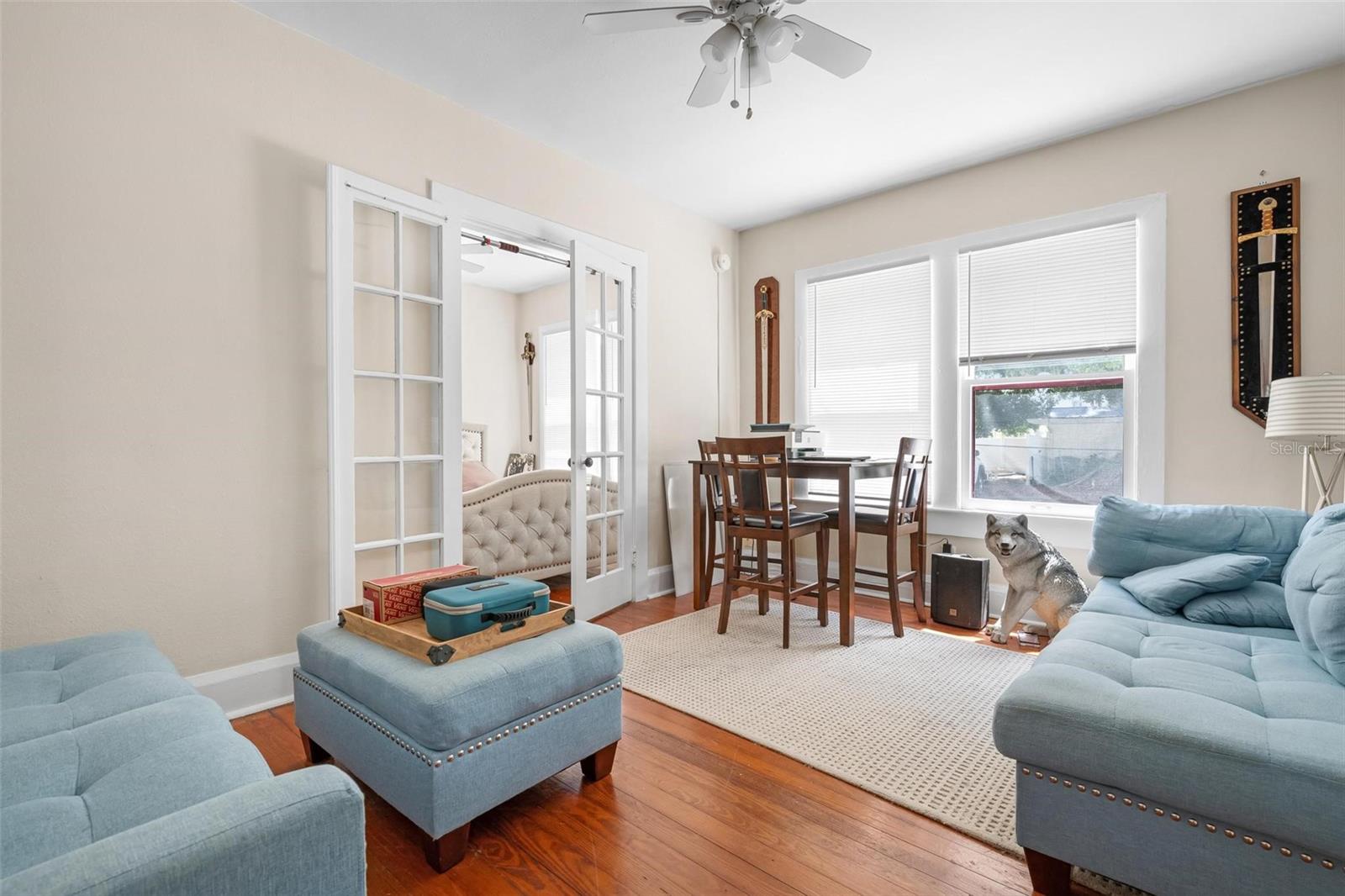 Image 3 of 18 For 325 Ohio Place 3