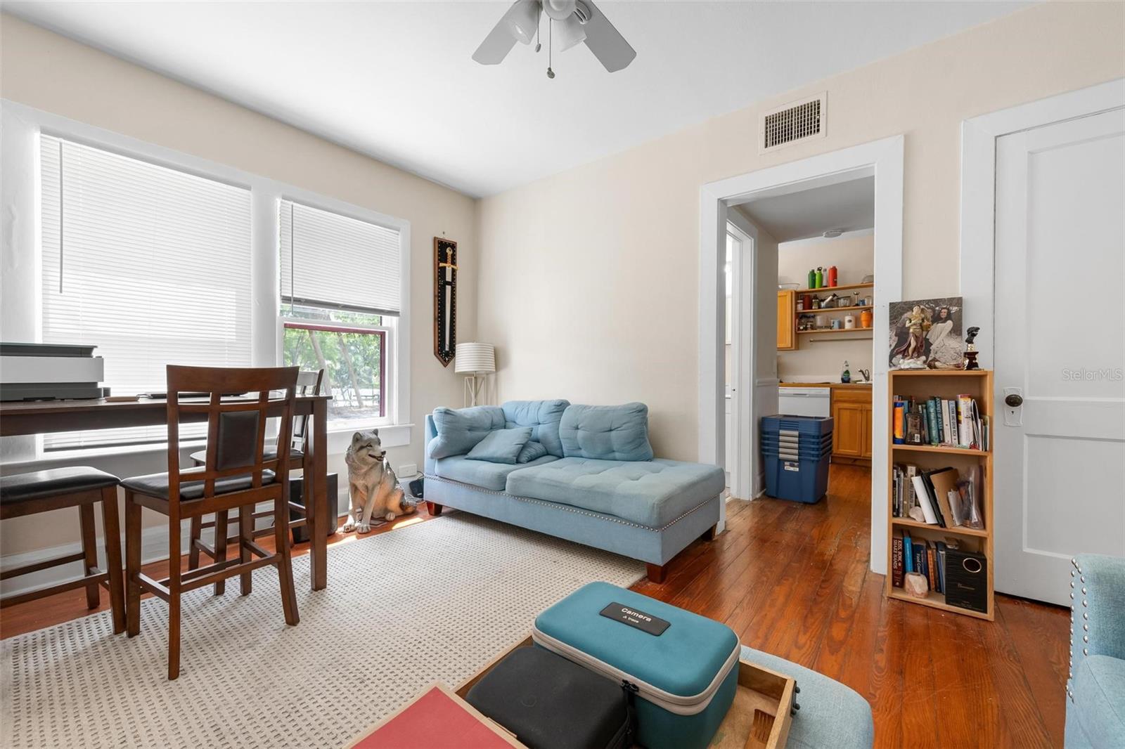 Image 4 of 18 For 325 Ohio Place 3