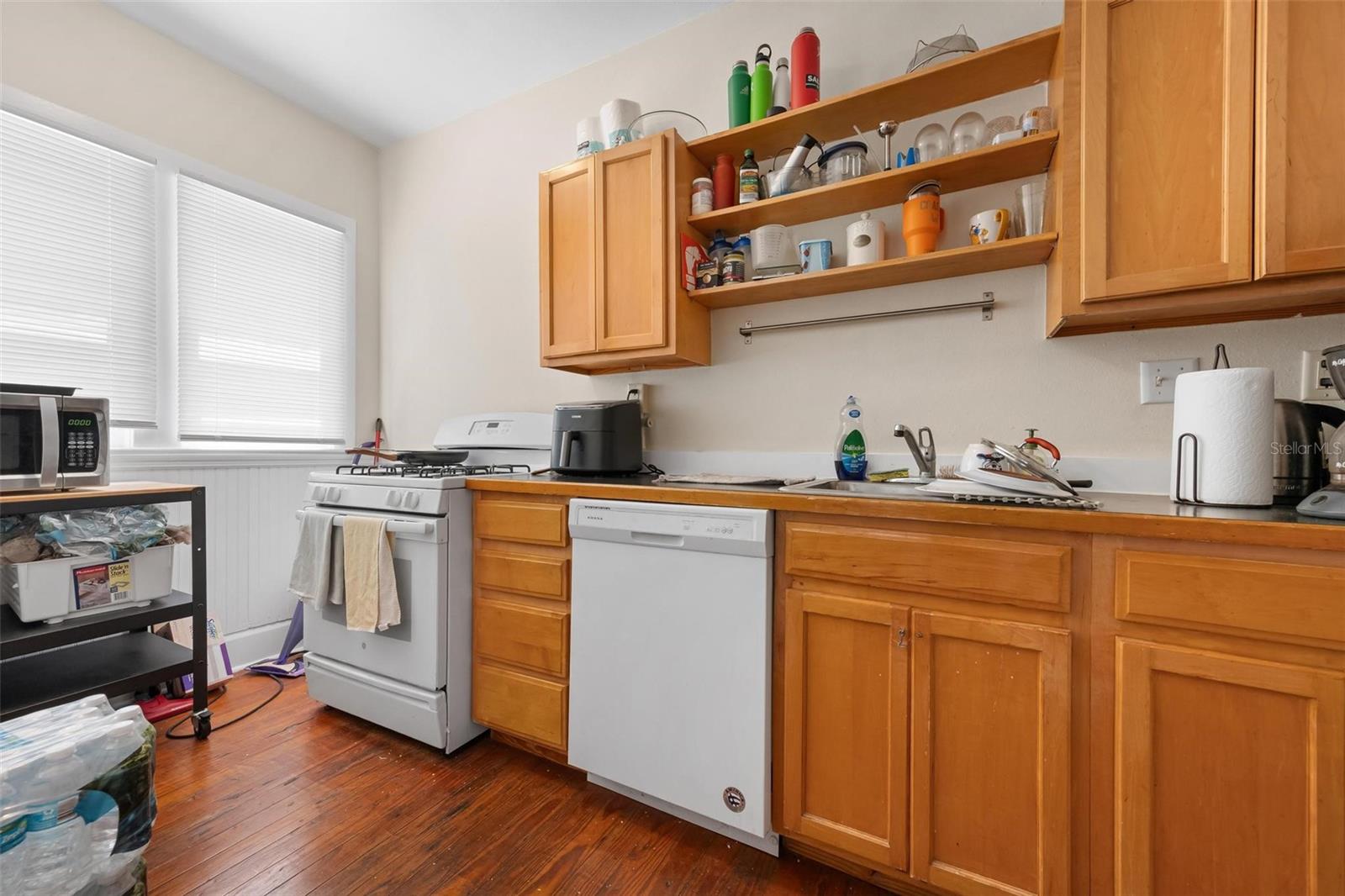 Image 8 of 18 For 325 Ohio Place 3