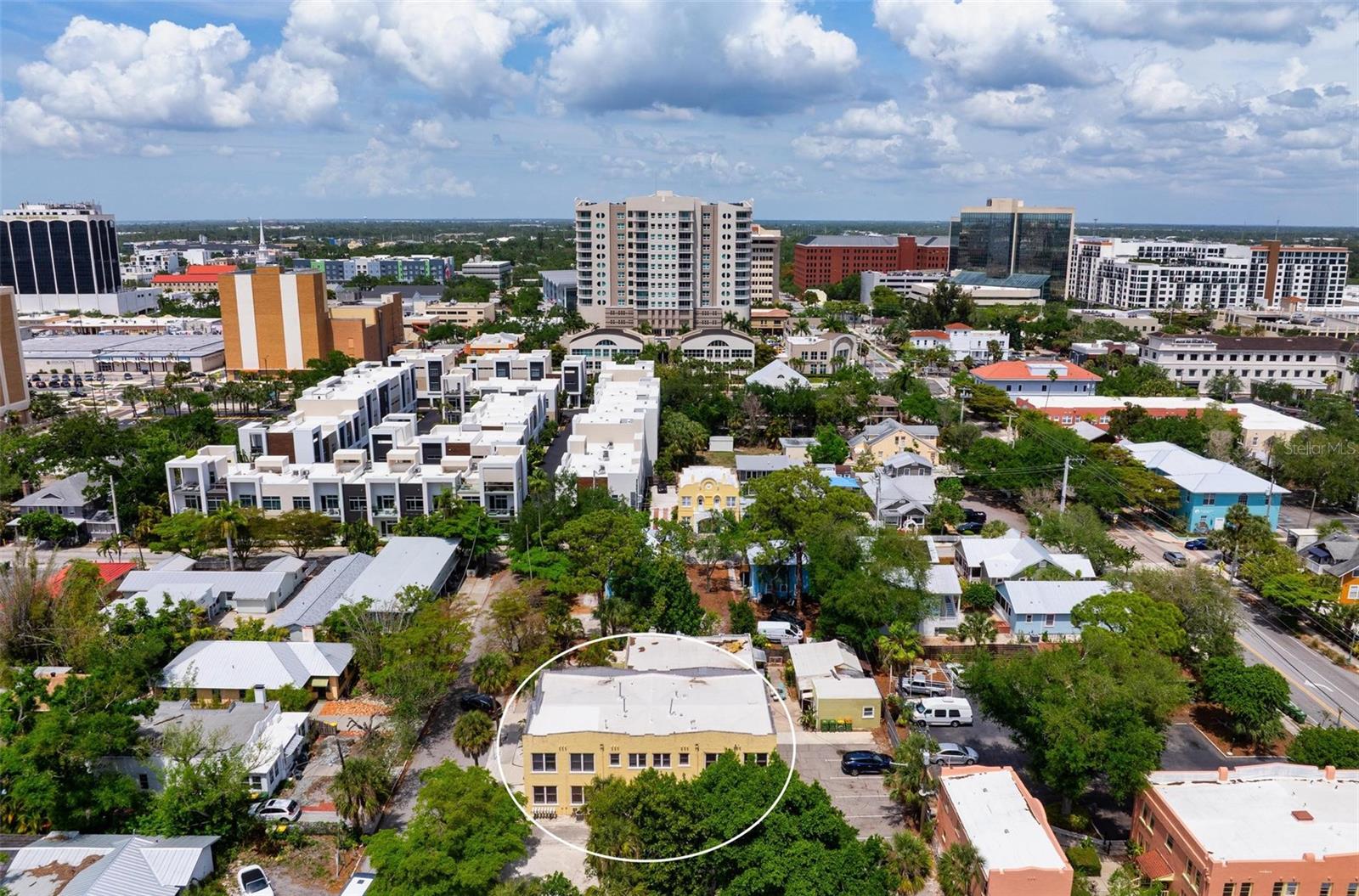 Image 9 of 18 For 325 Ohio Place 3