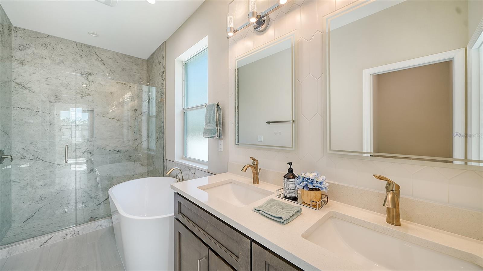 Image 17 of 37 For 6227 Tropicaire Boulevard