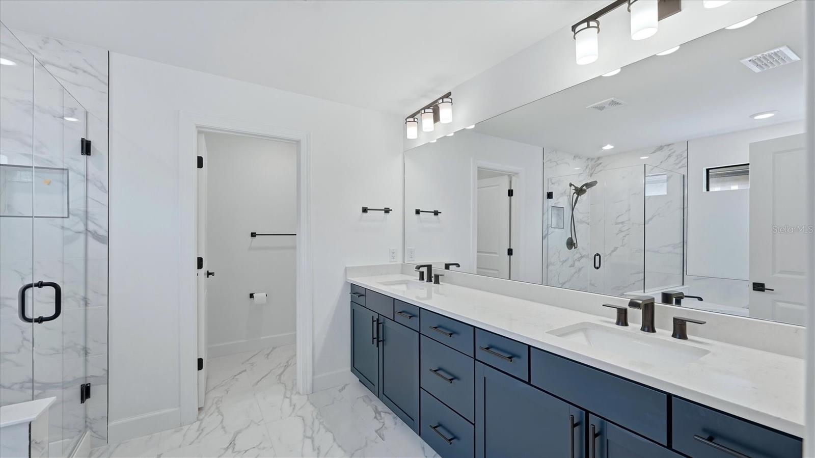 Image 17 of 73 For 16313 Hidden Oak Loop