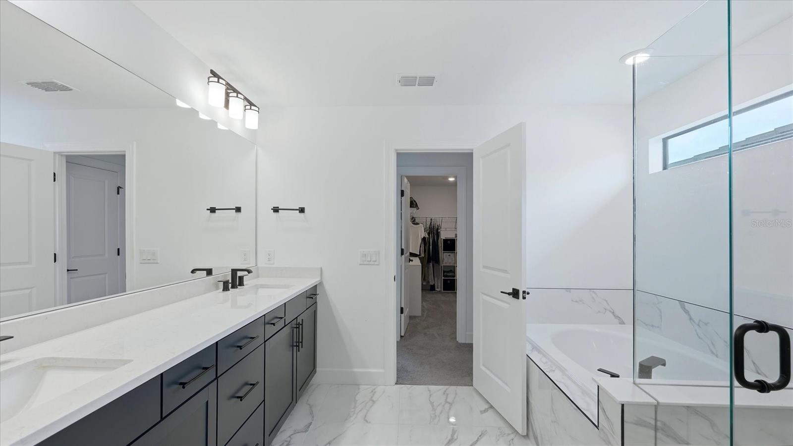 Image 18 of 73 For 16313 Hidden Oak Loop