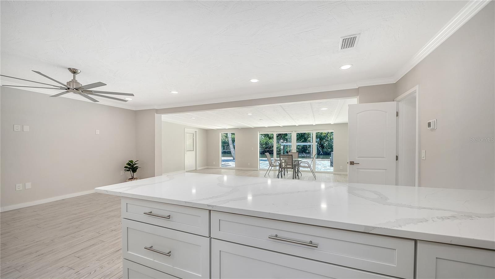 Image 16 of 43 For 306 Island Circle