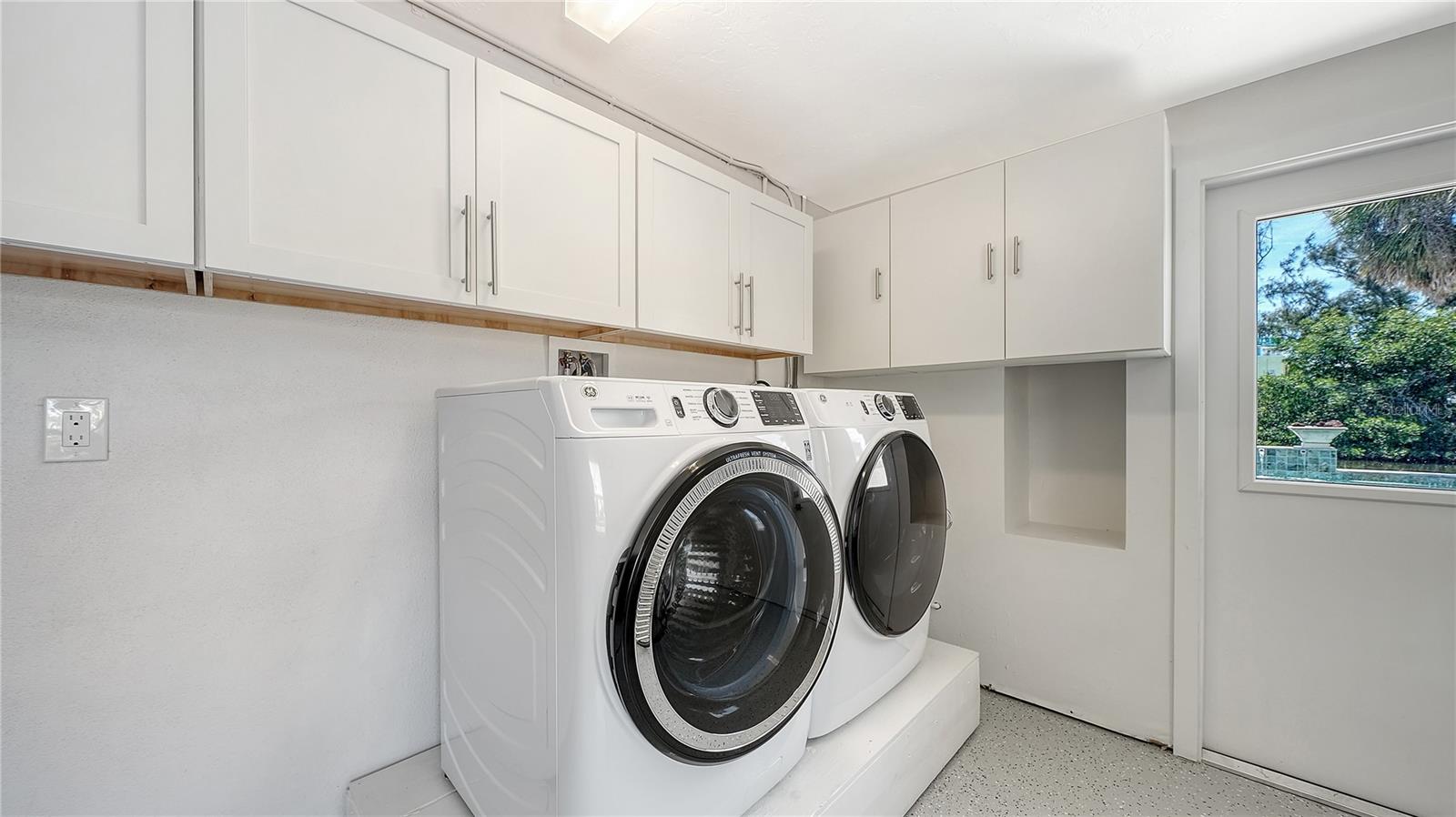 Image 32 of 43 For 306 Island Circle