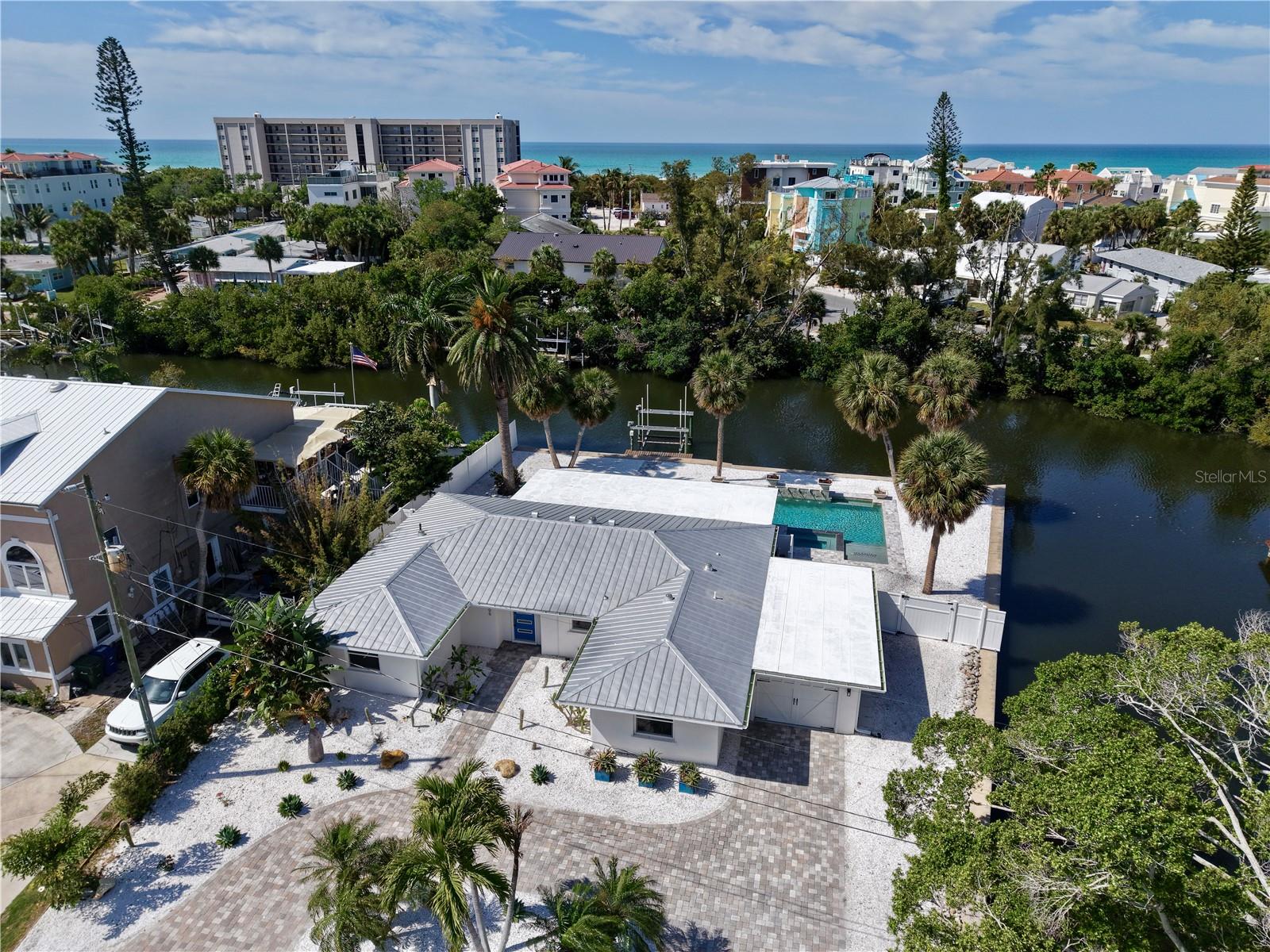 Image 4 of 43 For 306 Island Circle