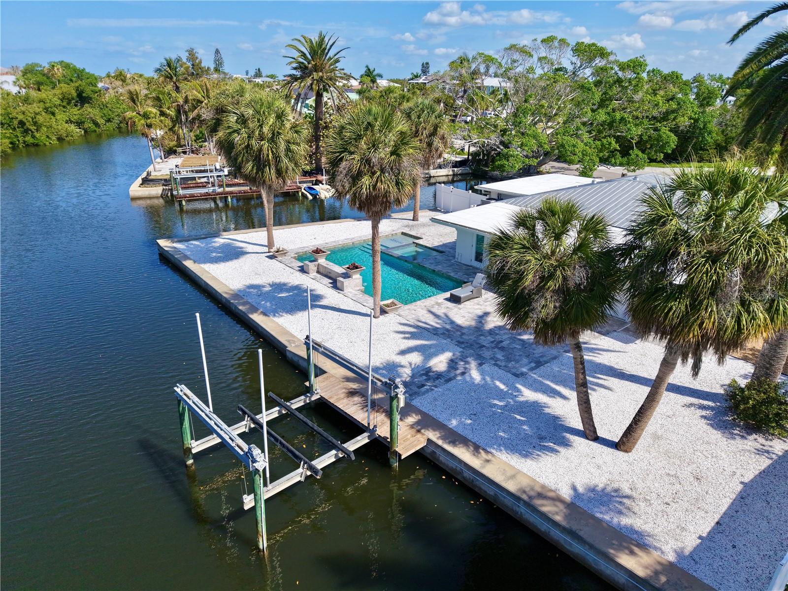 Image 7 of 43 For 306 Island Circle