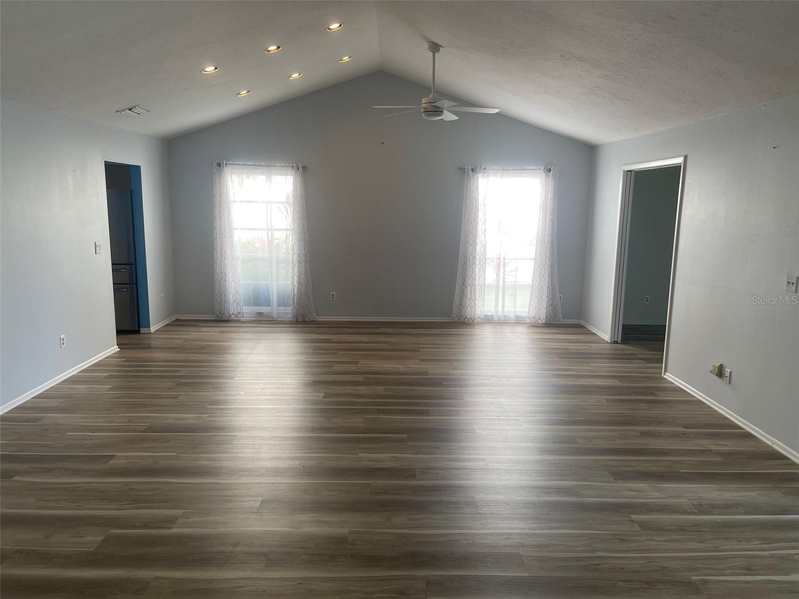 Image 20 of 33 For 7287 Eleanor Circle 15