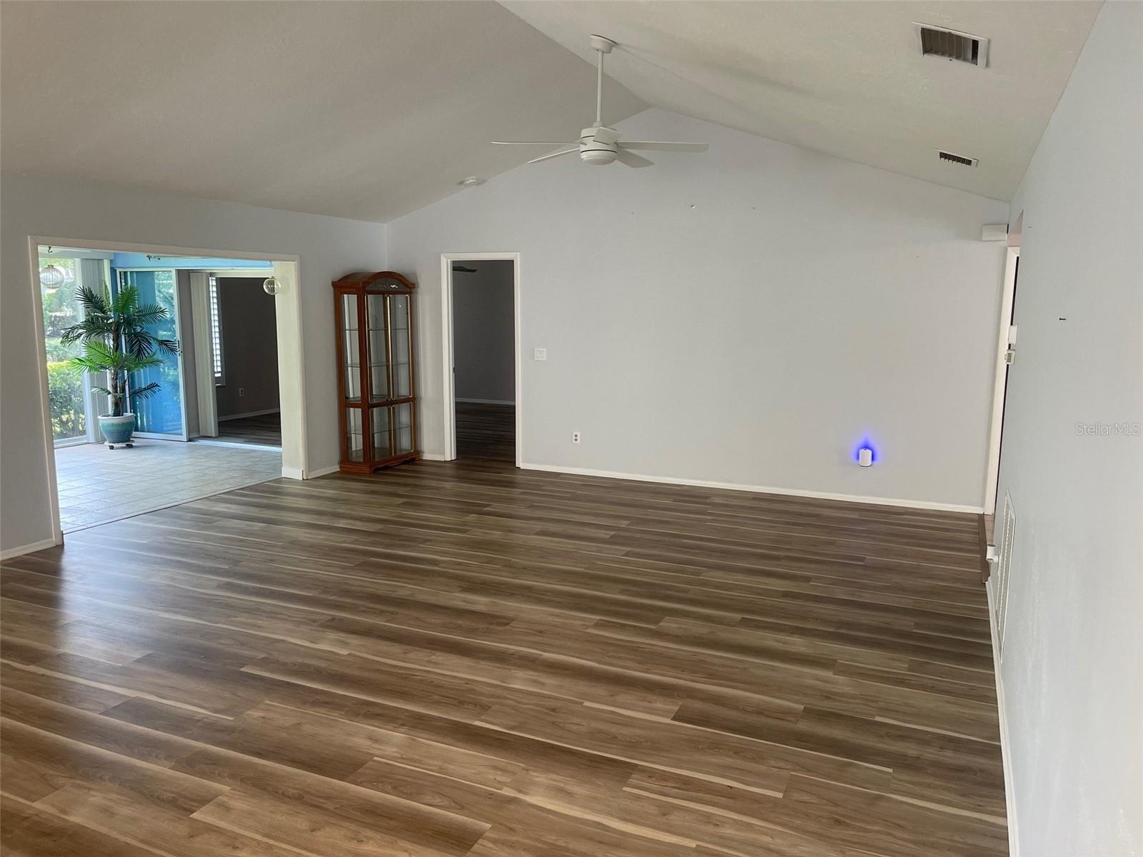 Image 21 of 33 For 7287 Eleanor Circle 15