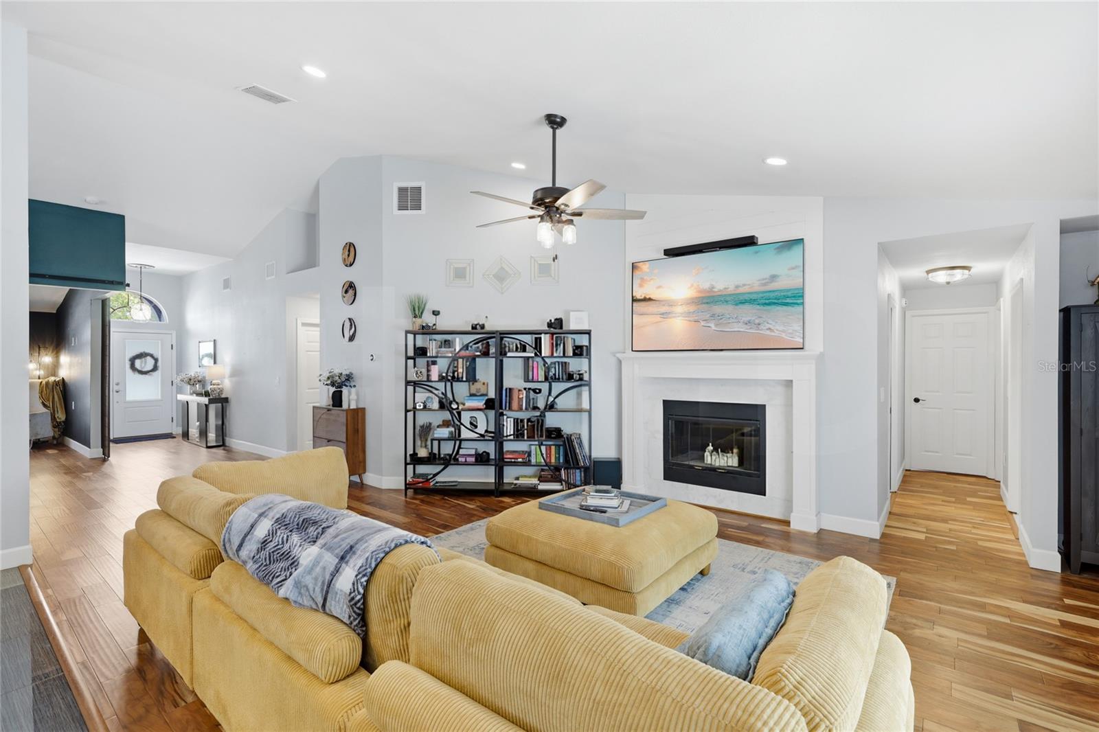 Listing photo id 6 for 10810 Sailbrooke Drive