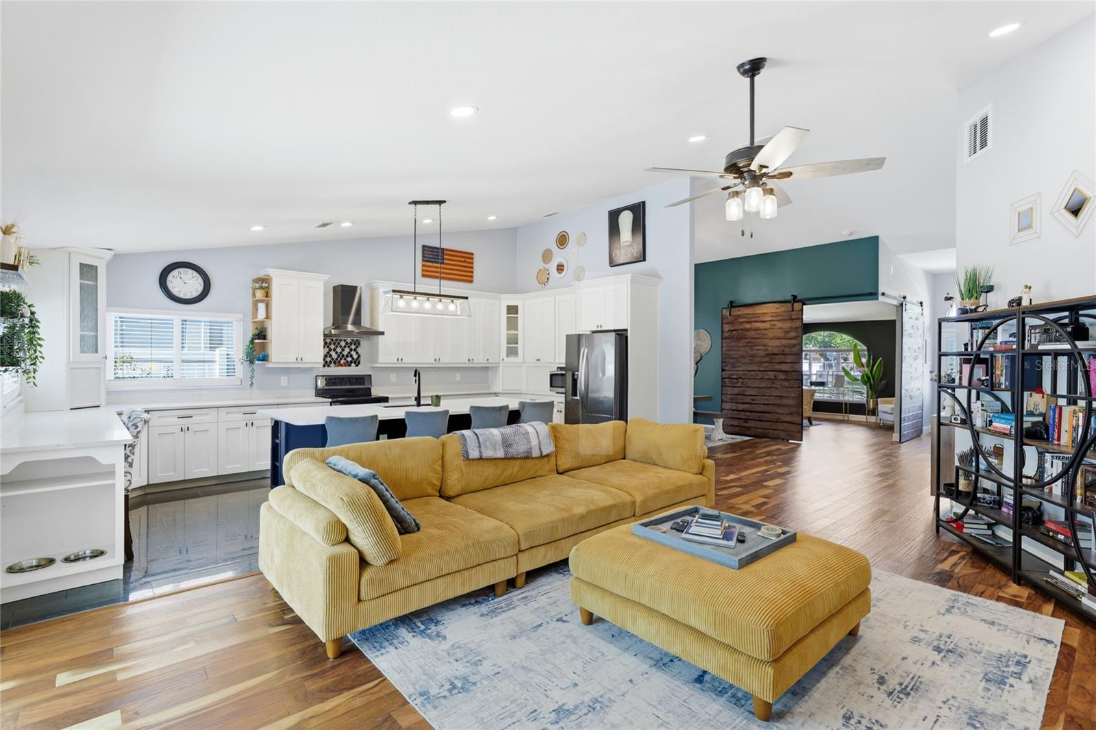 Listing photo id 7 for 10810 Sailbrooke Drive