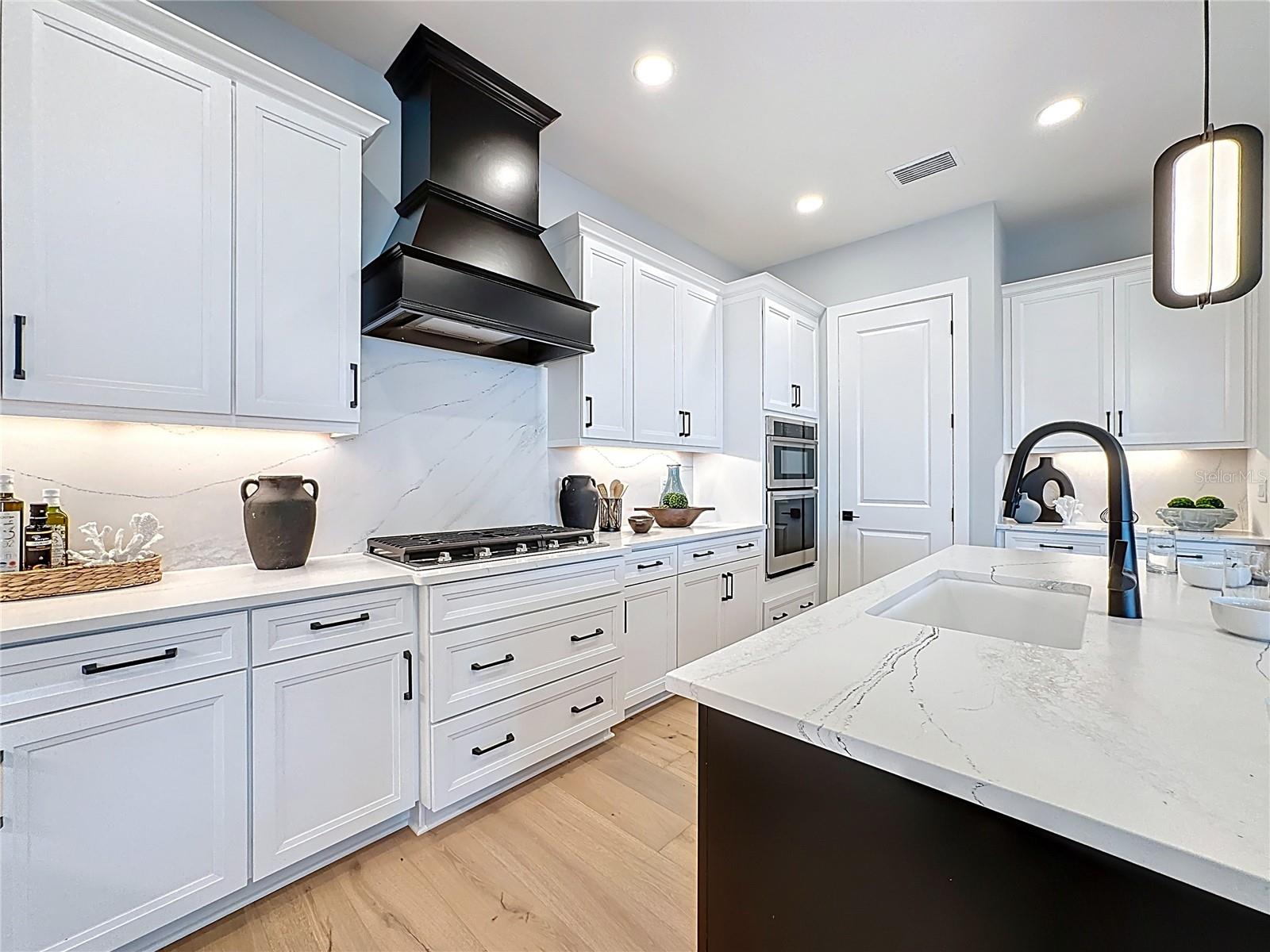 Listing photo id 16 for 6105 White Mangrove Lane