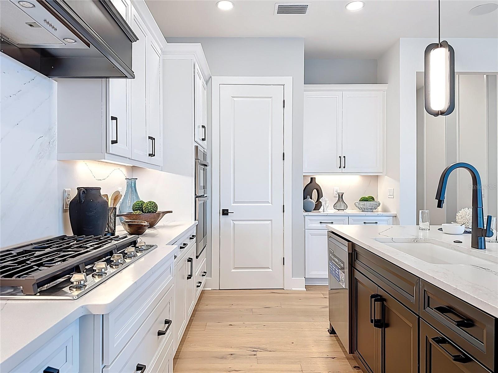 Listing photo id 19 for 6105 White Mangrove Lane