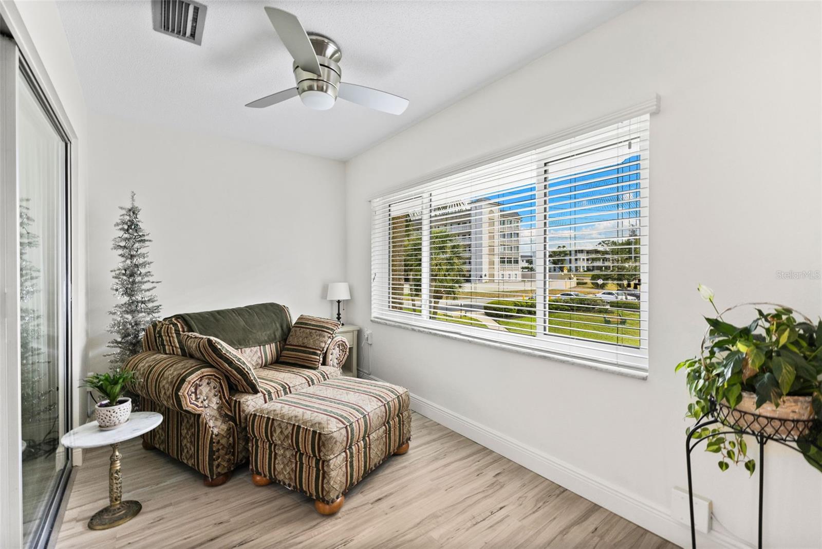 Image 17 of 40 For 100 Bluff View Drive 207b