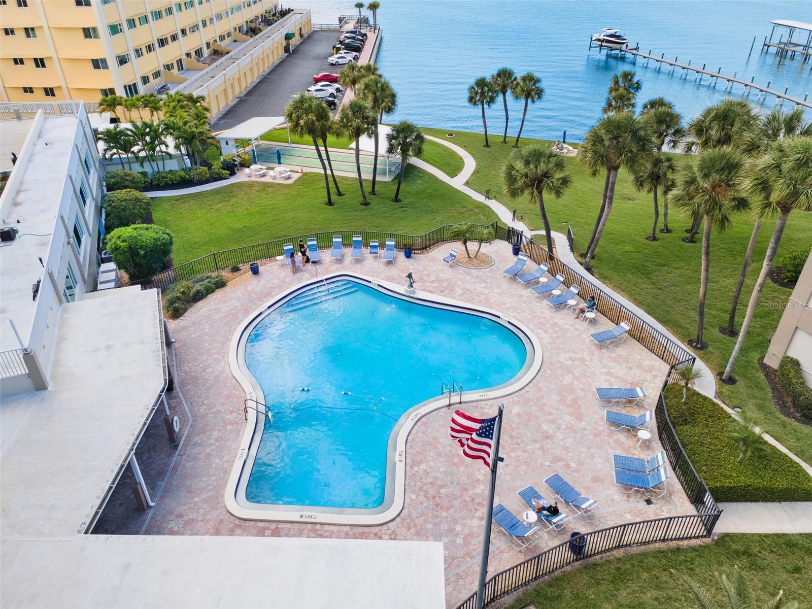 Image 33 of 40 For 100 Bluff View Drive 207b