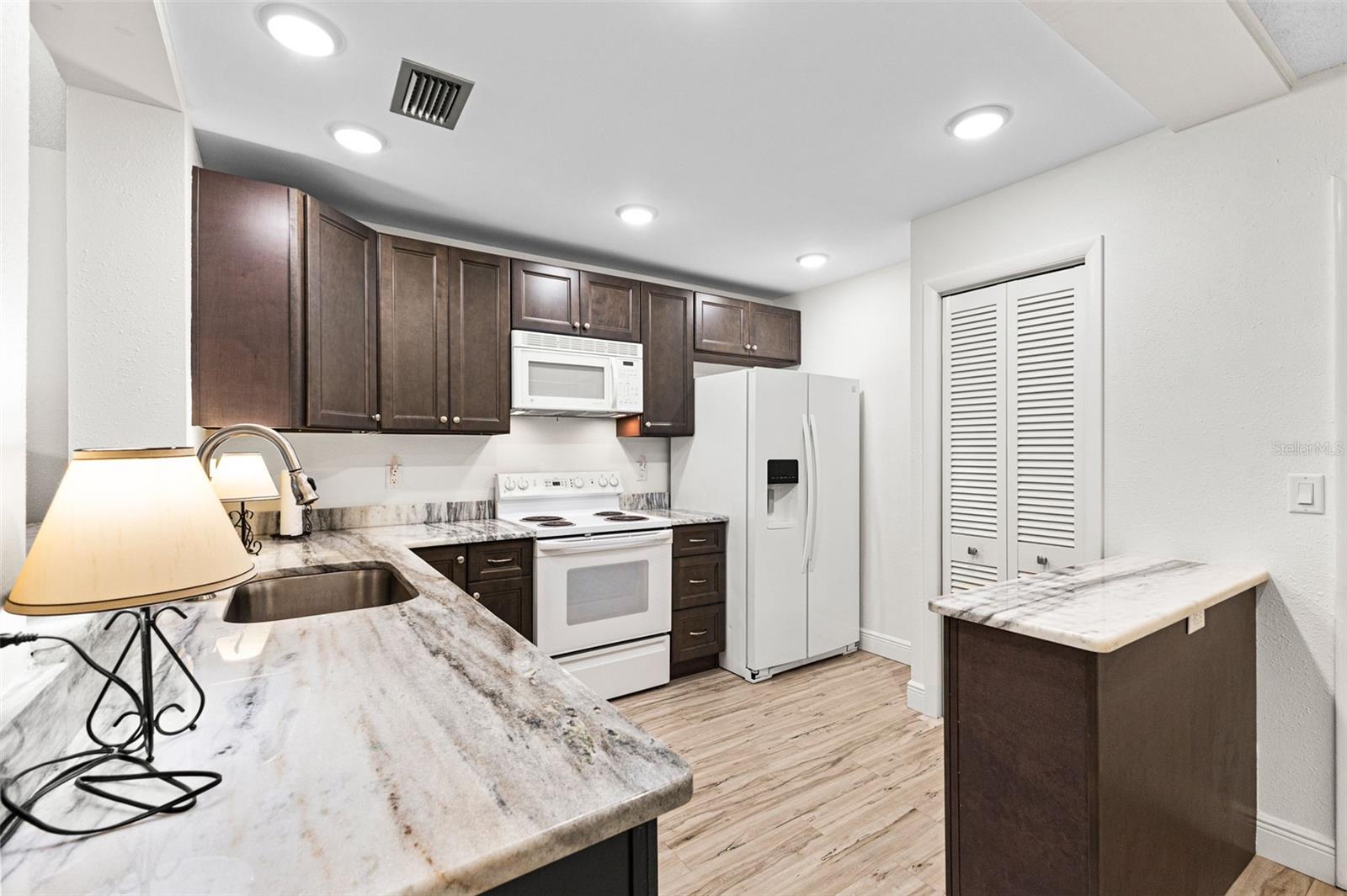 Image 6 of 40 For 100 Bluff View Drive 207b