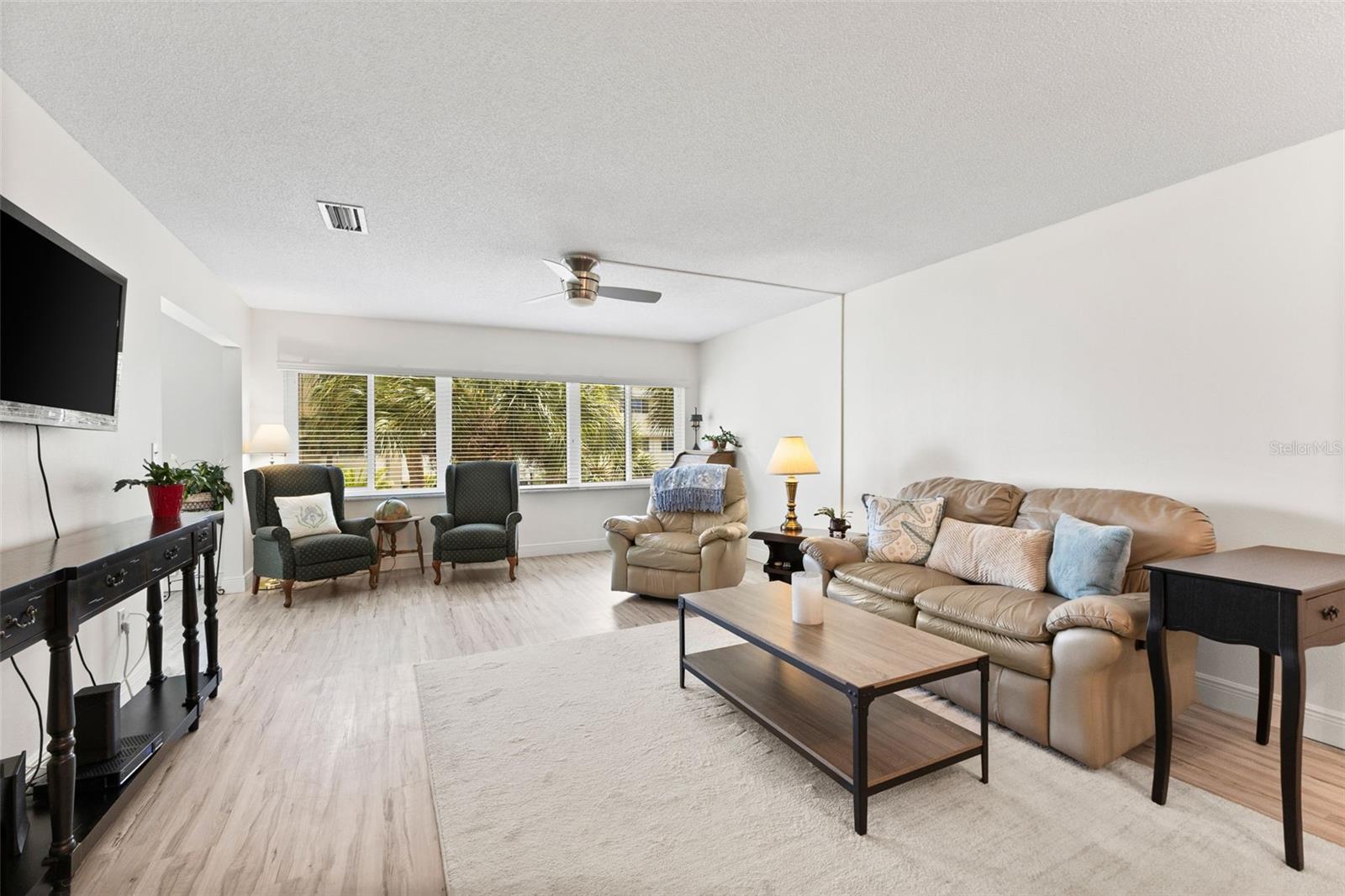 Image 8 of 40 For 100 Bluff View Drive 207b