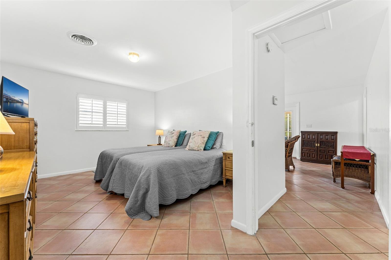 Listing photo id 14 for 1790 Bay Shore Drive