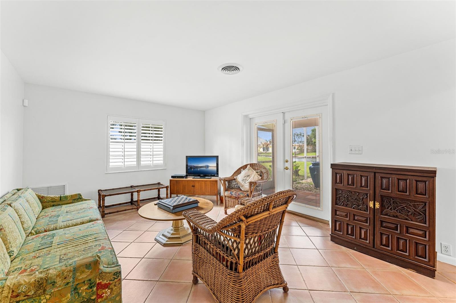 Listing photo id 15 for 1790 Bay Shore Drive