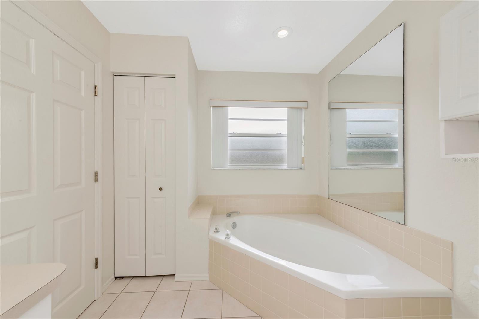 Image 17 of 52 For 5615 18th Avenue E