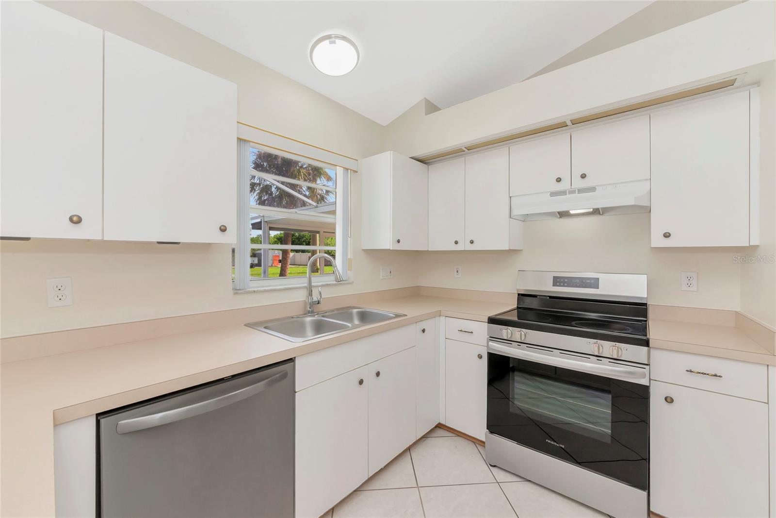 Image 20 of 52 For 5615 18th Avenue E