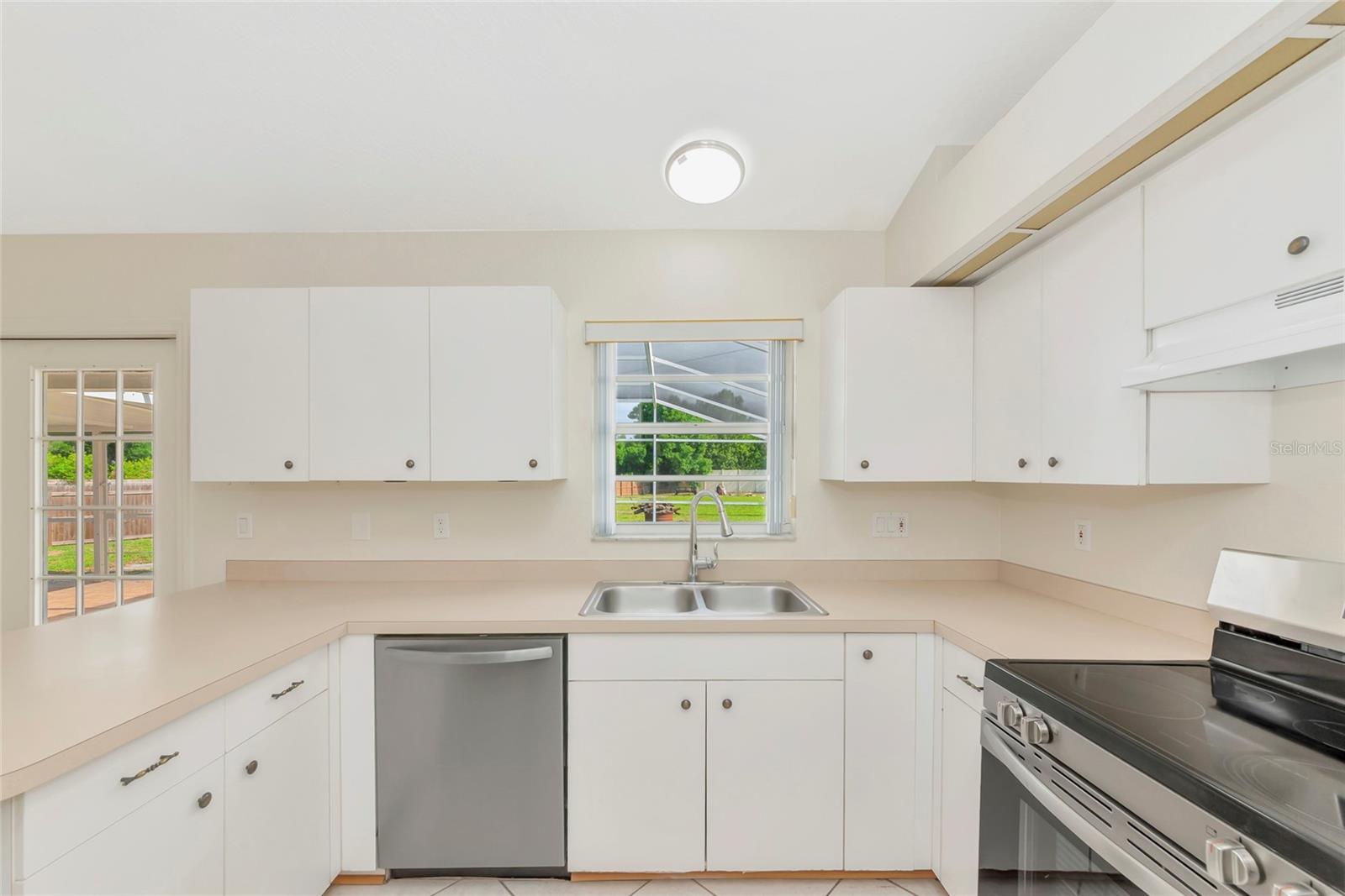 Image 22 of 52 For 5615 18th Avenue E