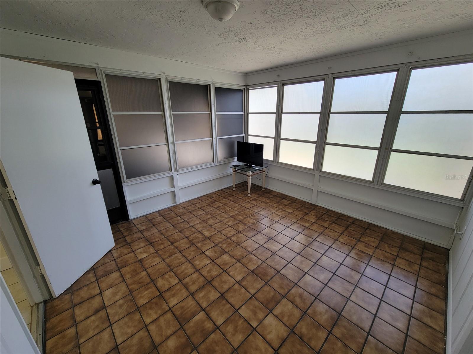 Image 11 of 33 For 1028 Lillian Street