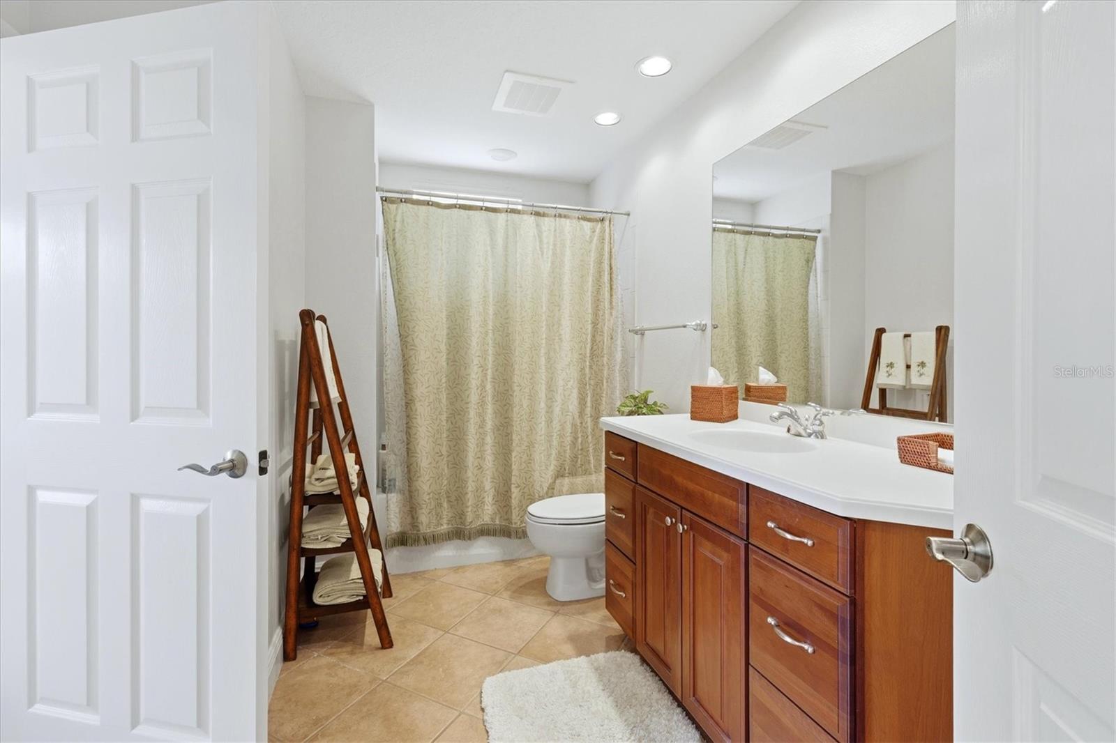 Image 25 of 64 For 6360 Watercrest Way 201