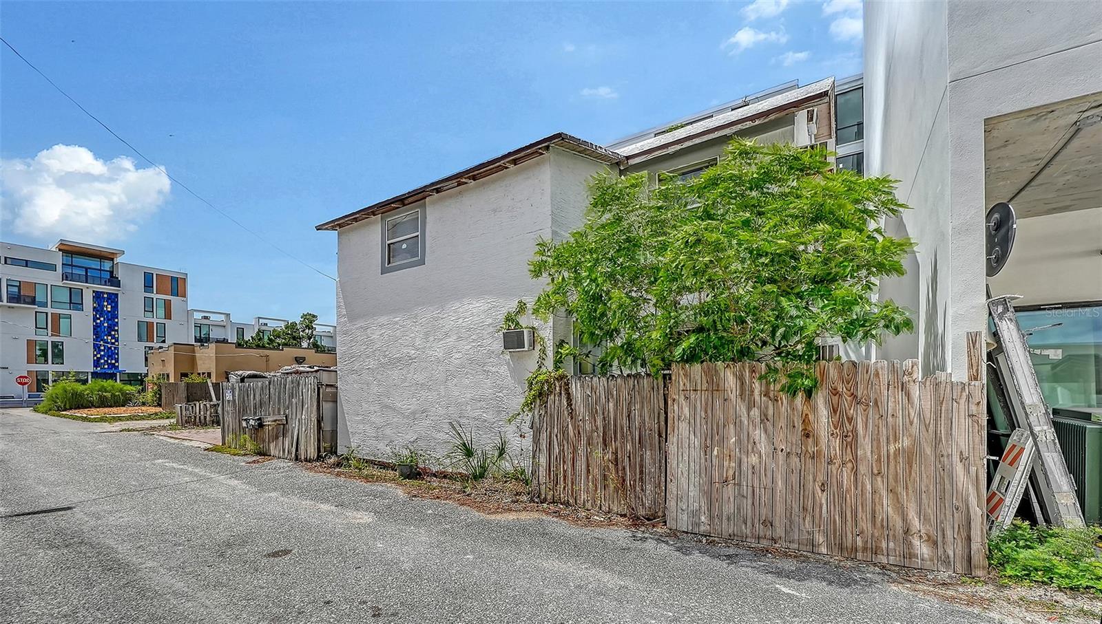 Image 19 of 76 For 420 Kumquat Court