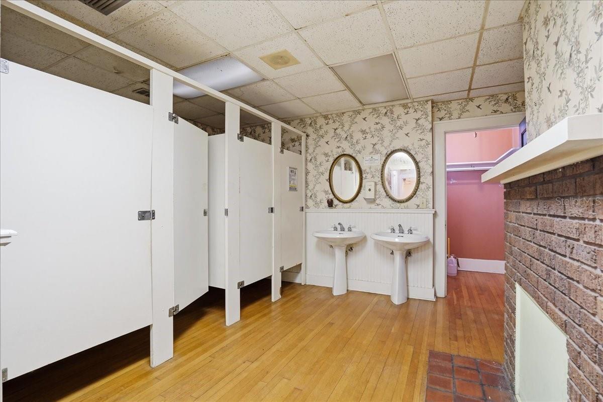 Image 11 of 32 For 337 8th Avenue W