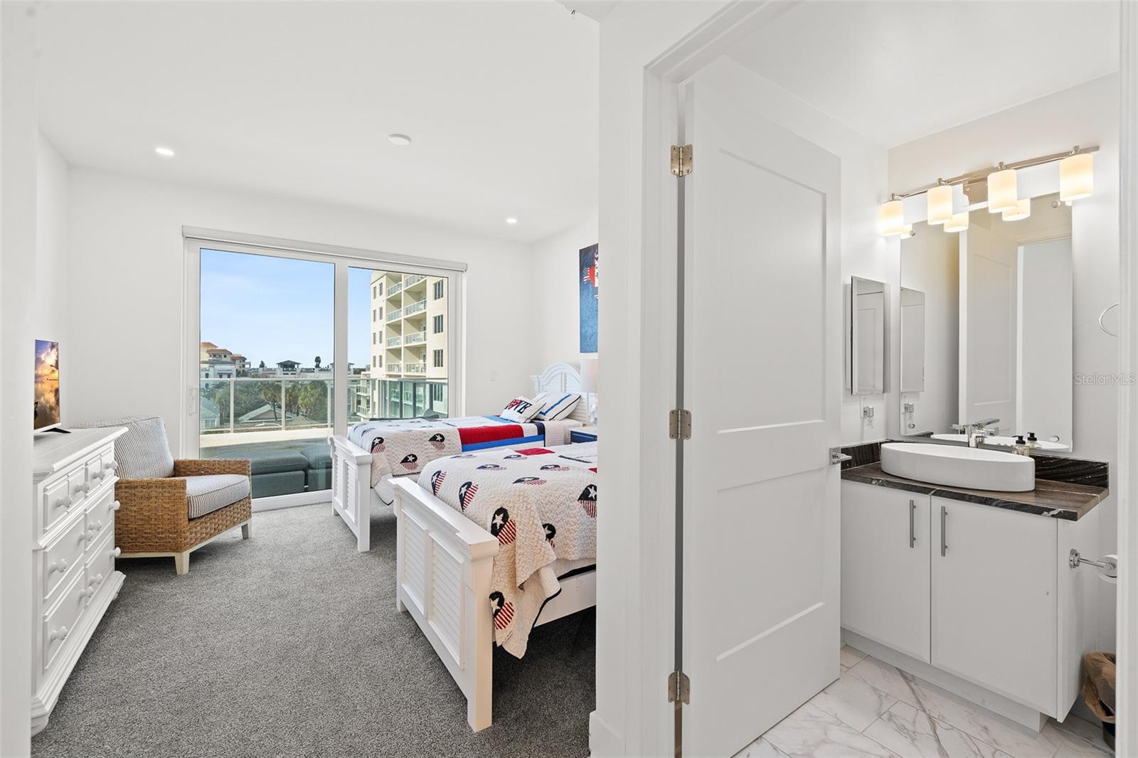 Image 36 of 56 For 15 Avalon Street 502