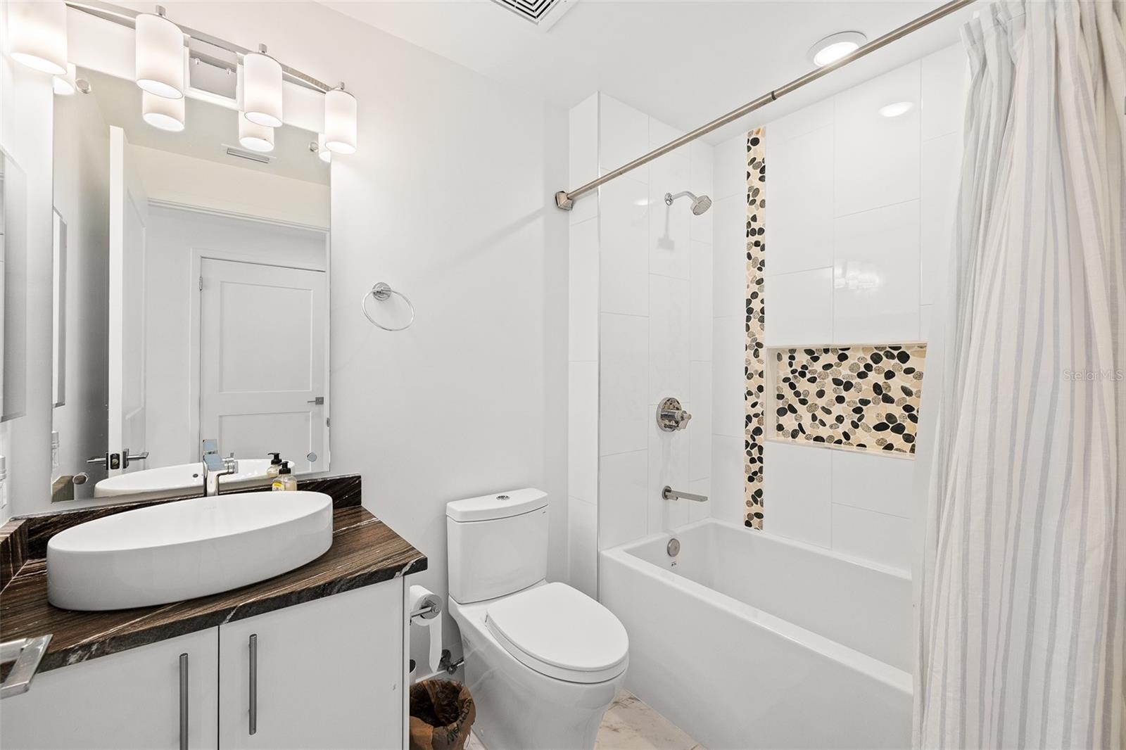 Image 37 of 56 For 15 Avalon Street 502