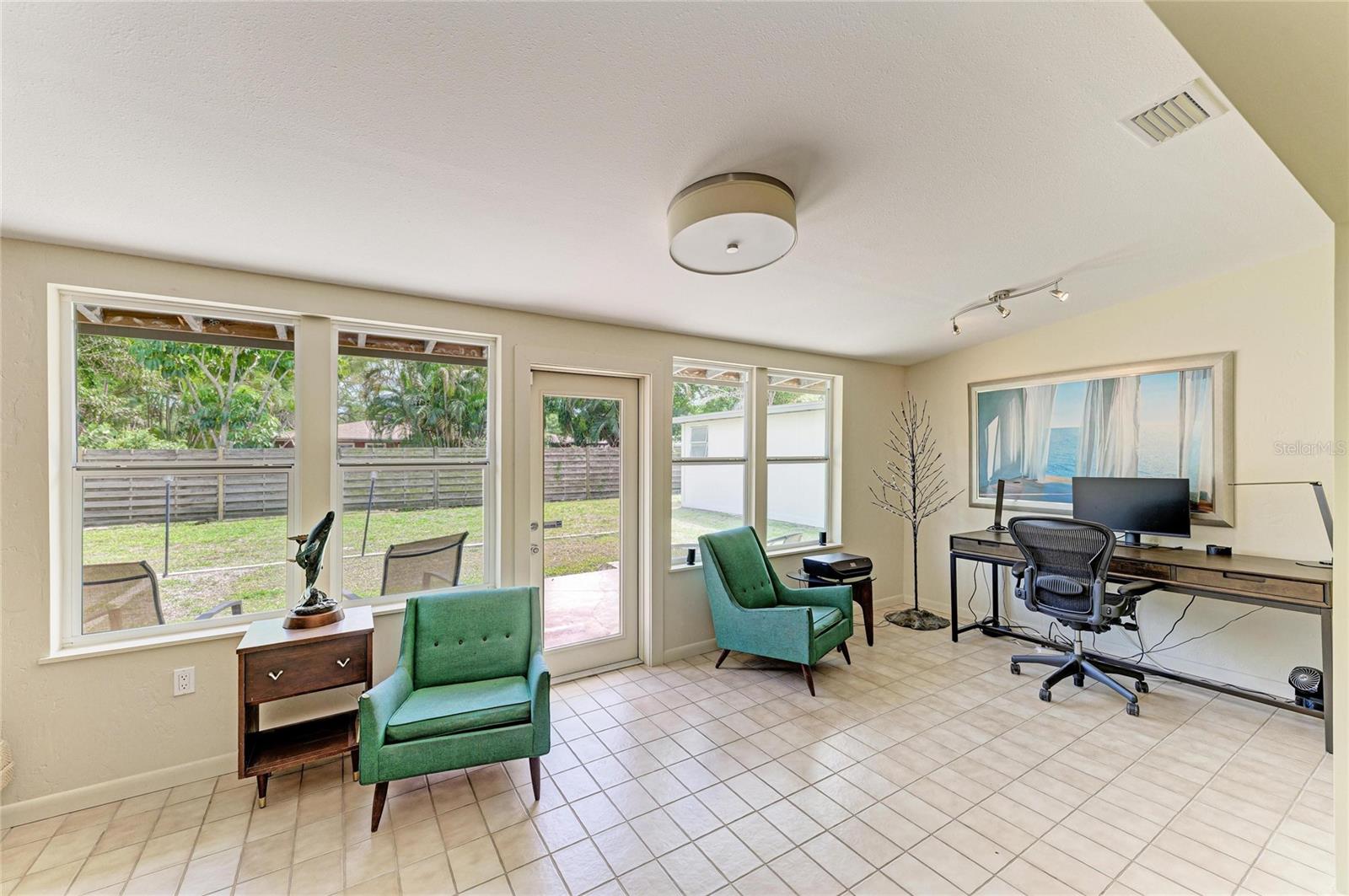 Image 24 of 36 For 2286 Hyde Park Street