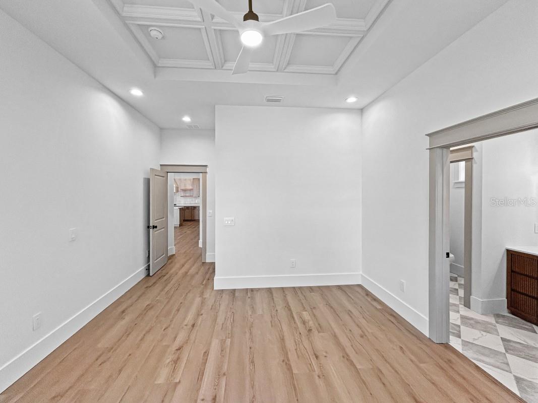 Listing photo id 8 for 1607 Gray Street S