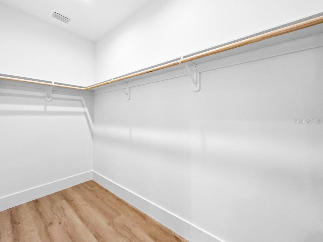 Listing photo id 12 for 1607 Gray Street S