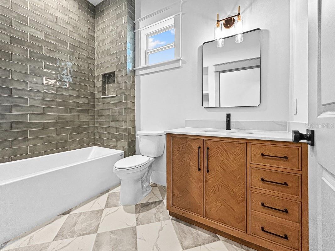 Listing photo id 15 for 1607 Gray Street S