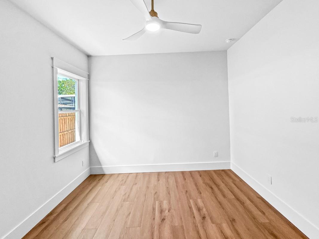 Listing photo id 17 for 1607 Gray Street S