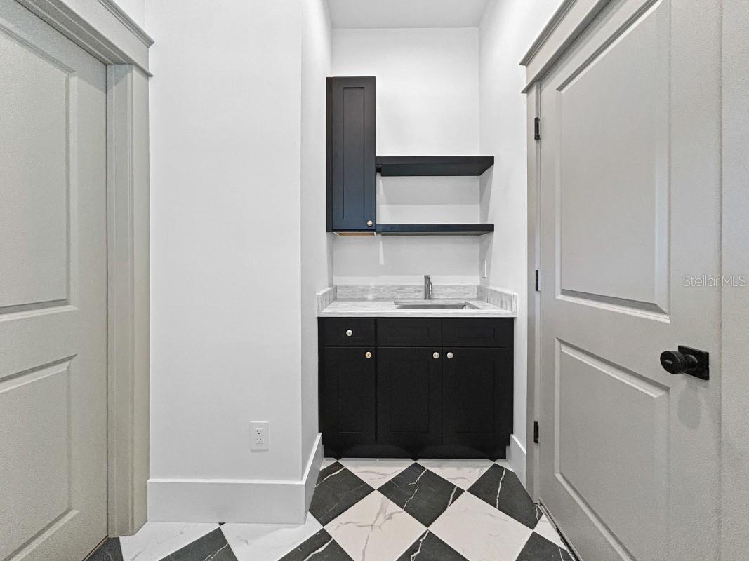 Listing photo id 20 for 1607 Gray Street S