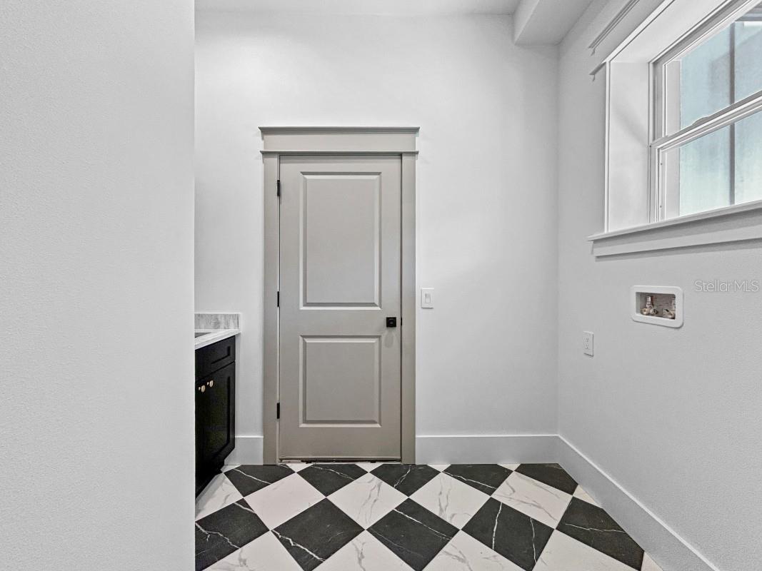 Listing photo id 21 for 1607 Gray Street S