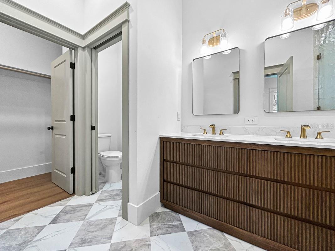 Listing photo id 2 for 1607 Gray Street S