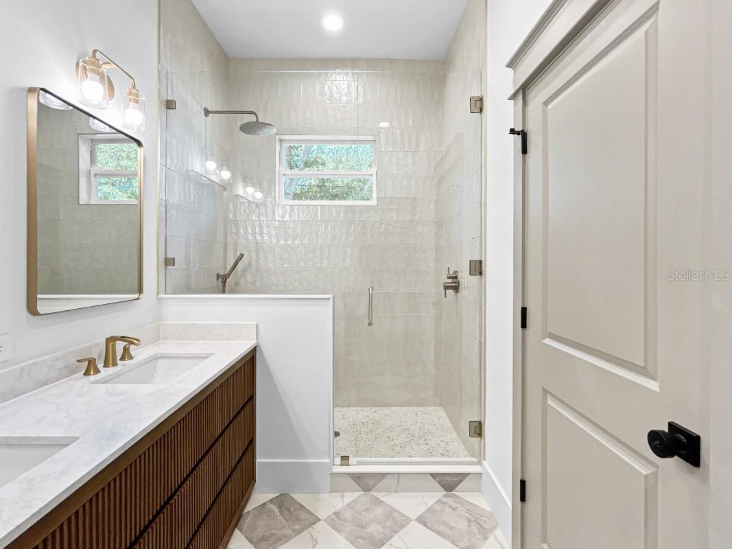 Listing photo id 3 for 1607 Gray Street S