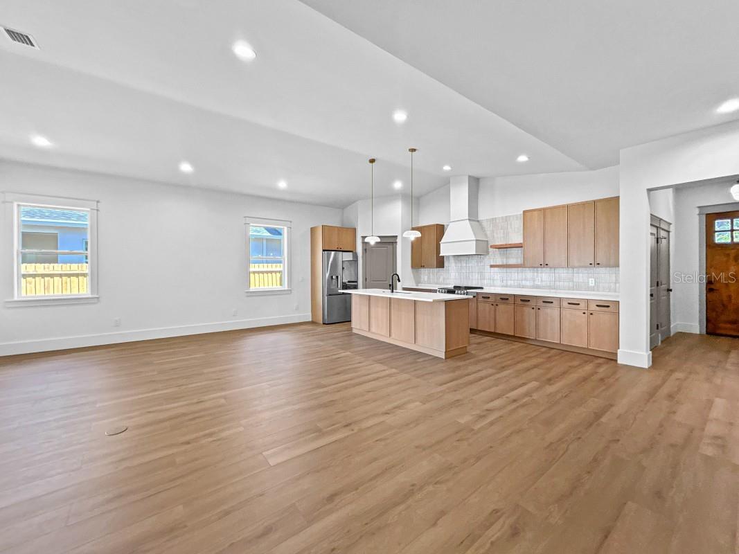 Listing photo id 5 for 1607 Gray Street S